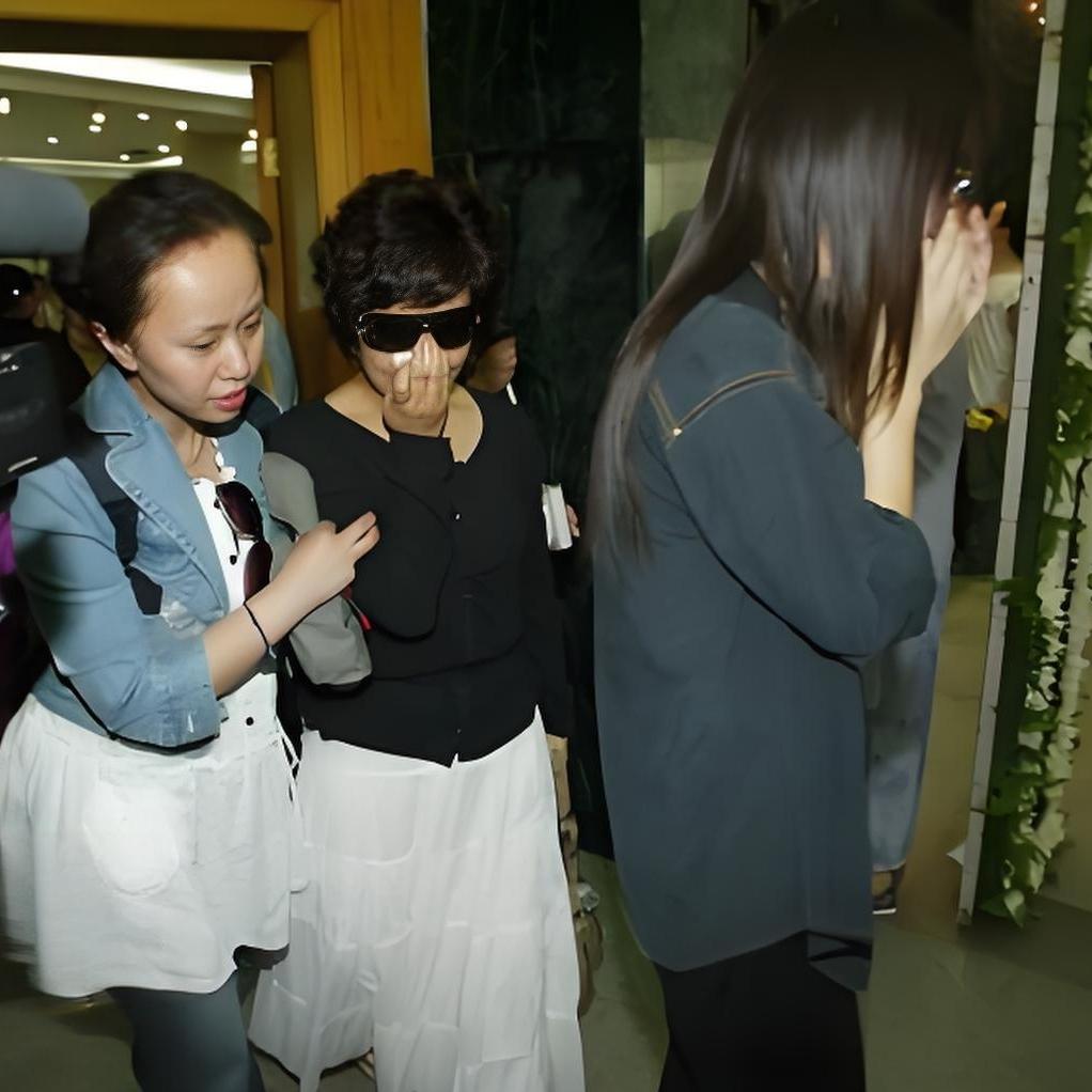 2007年，演员陈晓旭的葬礼上，好友邓婕送最后一程，不断擦拭眼泪，难掩心中悲痛之