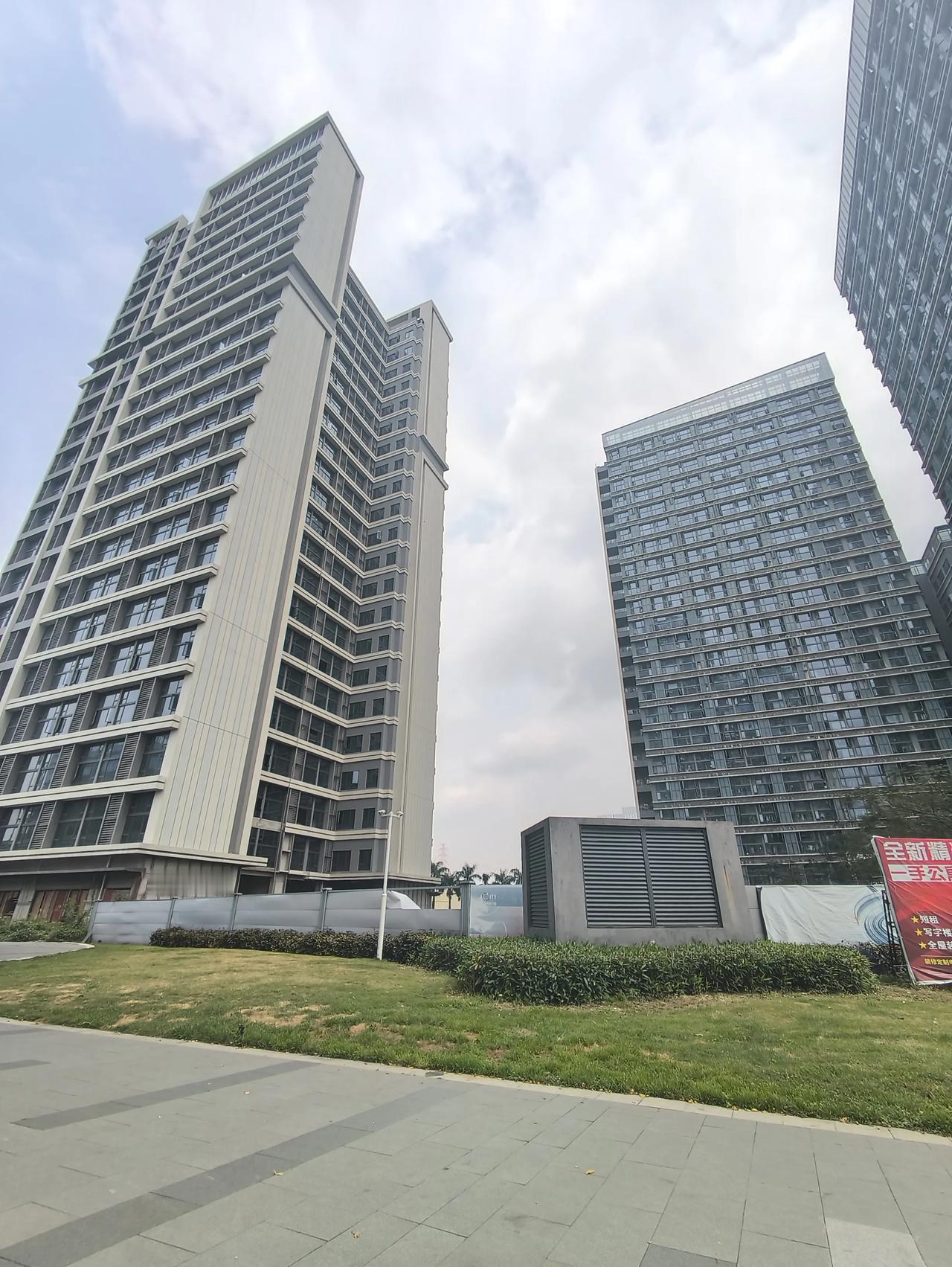 前几天了解到在黄埔体育中心旁边的一套公寓，居然售19.8w一套。于是我马上预约线