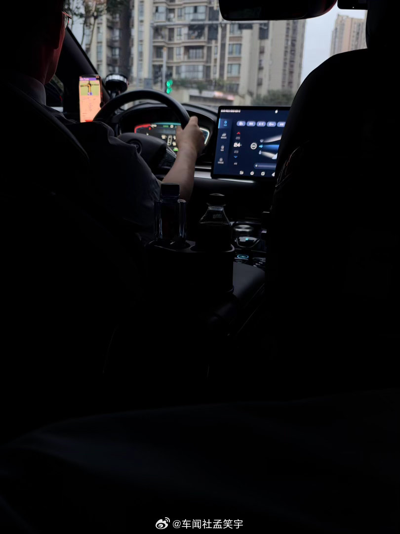 重庆的专车现在几乎都是比亚迪汉，车内也很规范，副驾座椅统一调到靠前，司机都是白衬