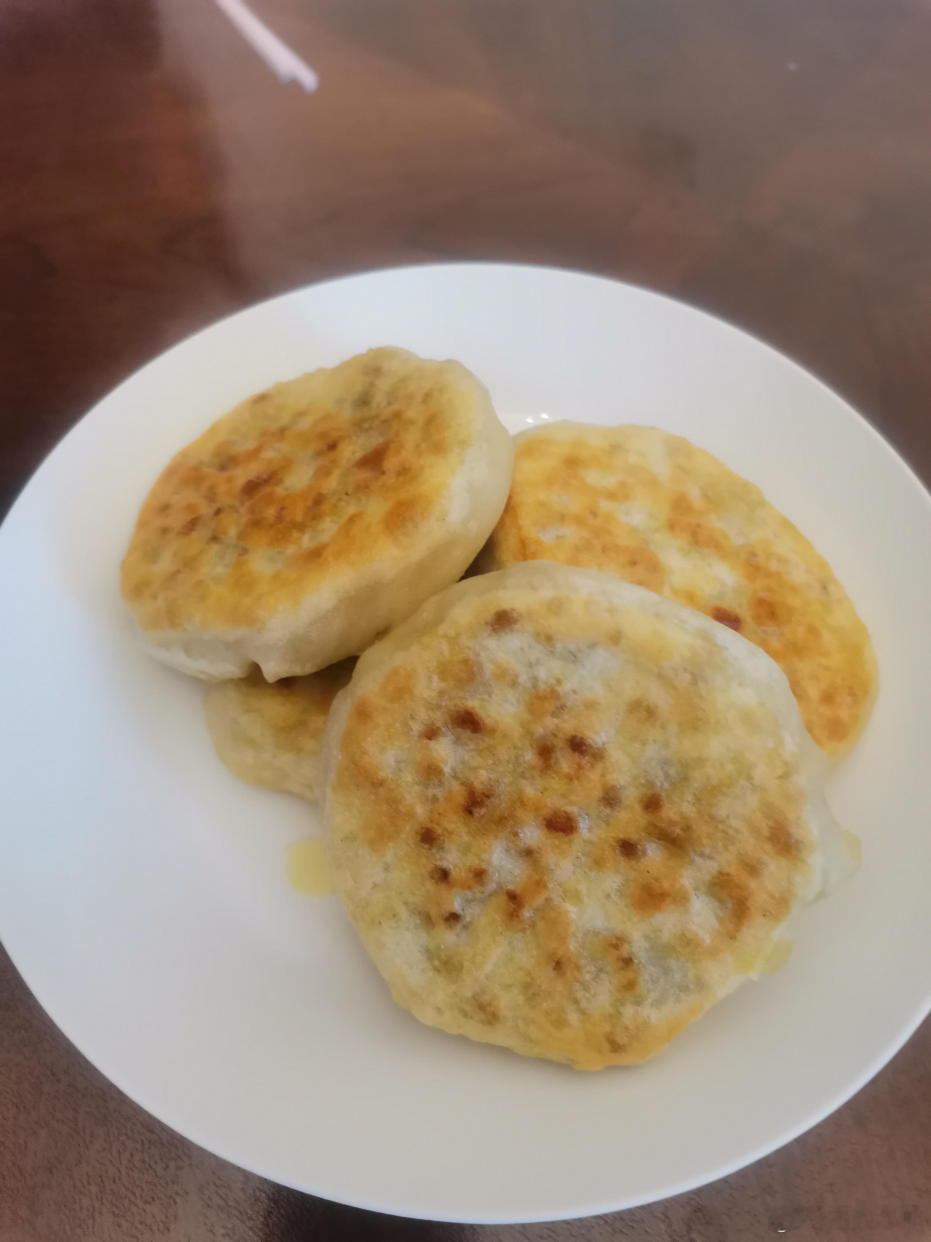 今天晚上的菜系，酸菜、韭菜馅饼！  
