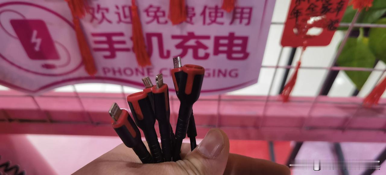 哪位大神能解释这个现象：

商场的免费充电线，为啥TypeC口都被损坏了，而苹果