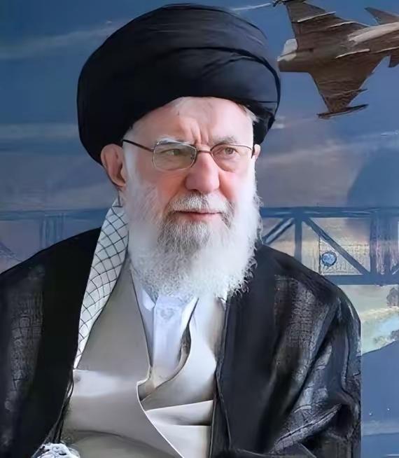 特朗普最新的表态中又威胁伊朗，强调伊朗看到大兵压境，即便嘴硬也不得不考虑与美国达