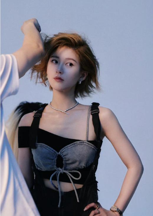 赵露思最新短发造型。赵露思为《ELLE》2025年8月刊拍摄首封封面...