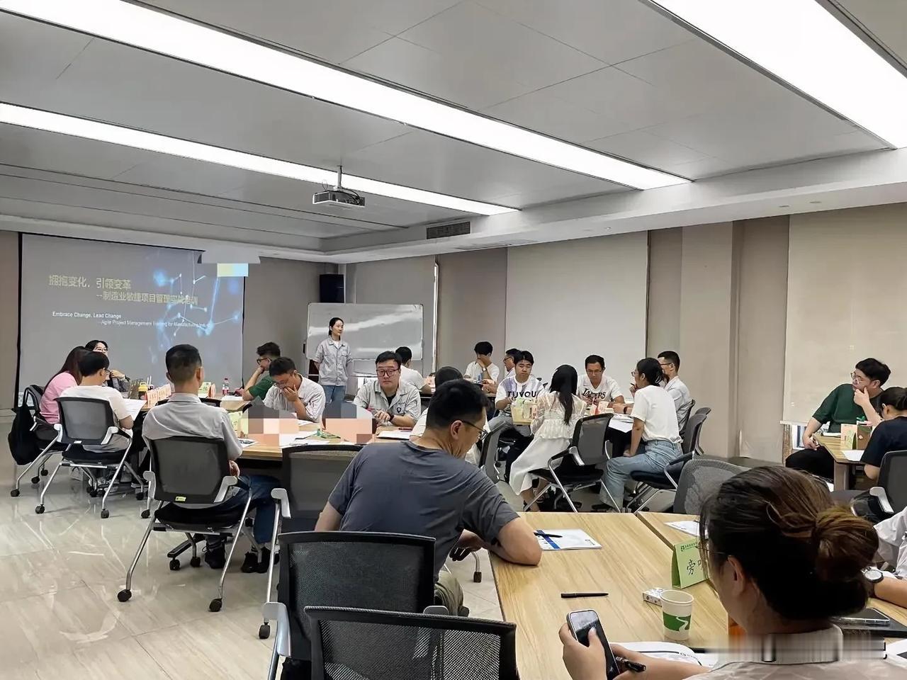 昨天跟面了一个工作10年+的商务主管，在得知候选人期望工资是12k时，面试官问：