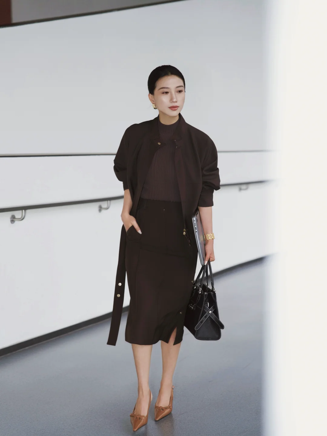 咖色套装里藏着的清醒时刻
