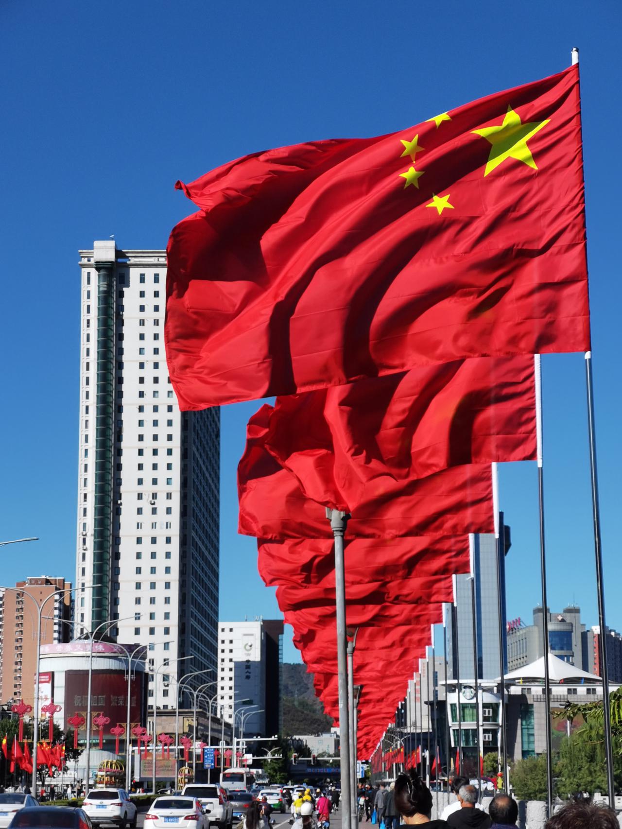 今年国庆，承德武烈河几座大桥上五星红旗迎风飘扬，真美，真壮观！

祝愿祖国，繁荣