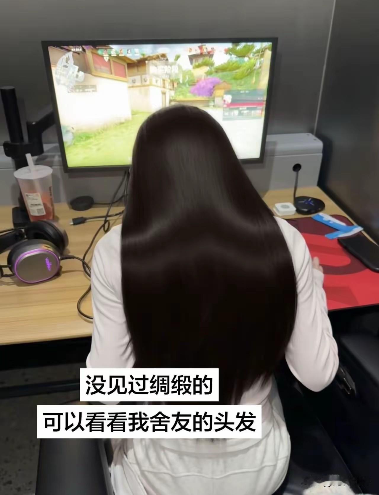 这个女孩的长发，真如同丝绸一样，非常的光滑，非常的柔顺，真不知道她的头发是如何侍