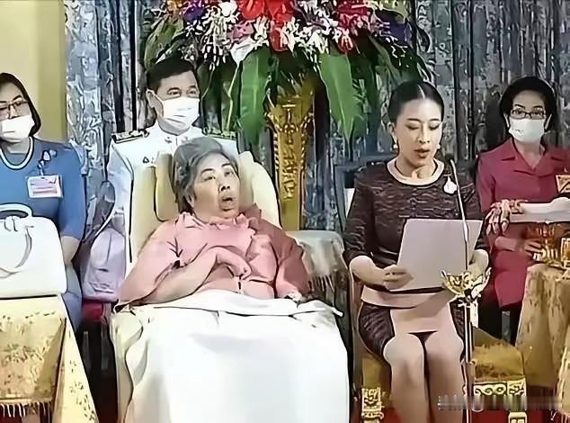 坐在轮椅上的人是帕查拉公主的母亲颂莎瓦丽王妃，2019年，突发脑出血后瘫痪，长期