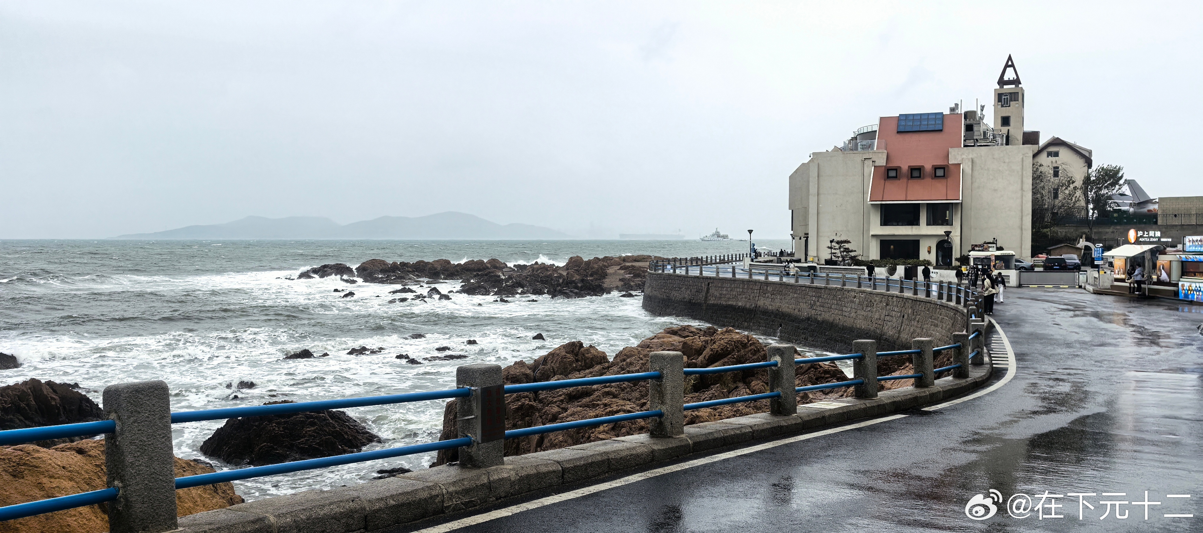 青岛琴屿路的最美S弯，被我拍到一个雨中版本的[嘻嘻][嘻嘻][嘻嘻]琴屿路  ​