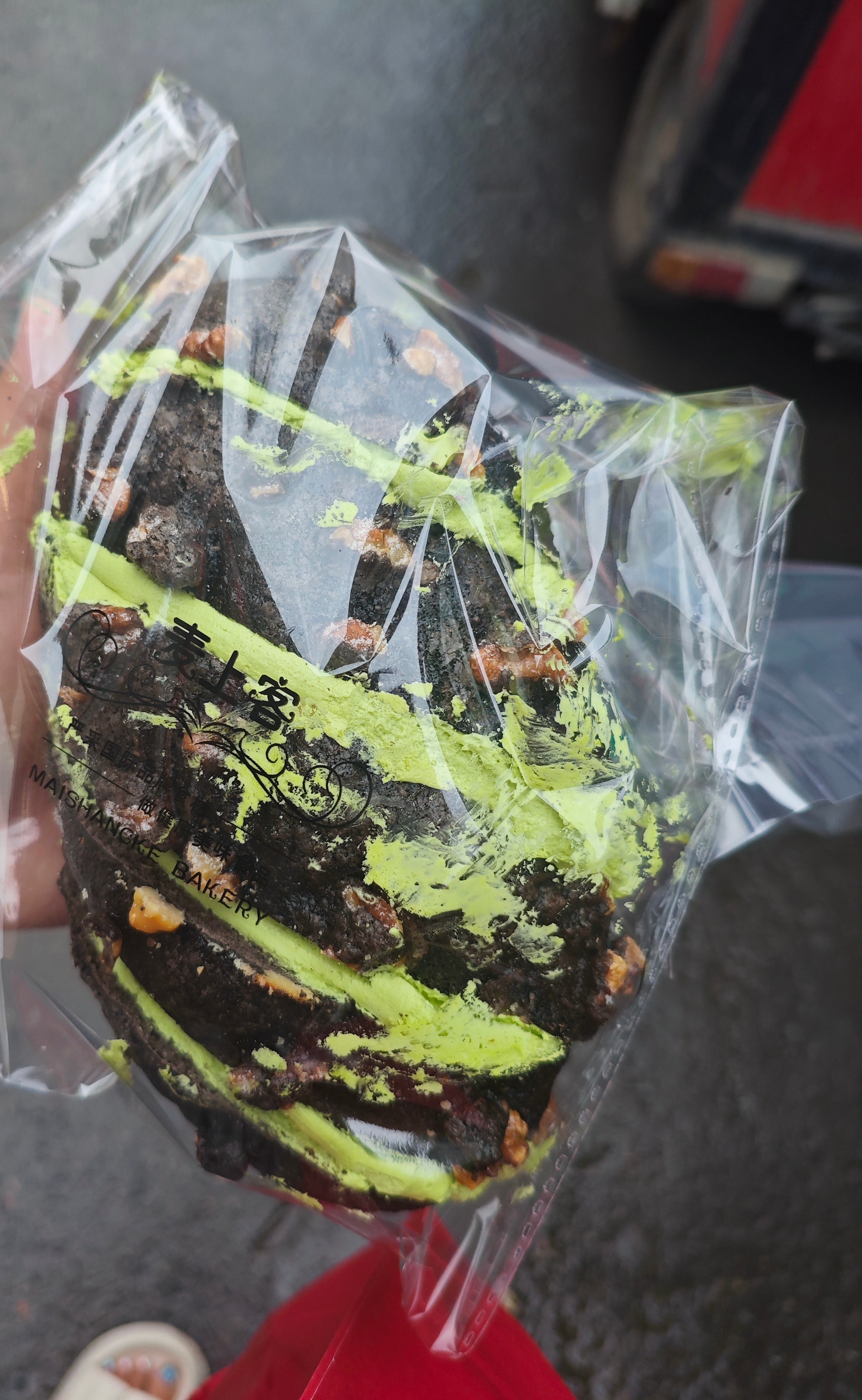 这个黑金核桃马里奥很好吃啊 ，夹的开心果酱简直不要太香 