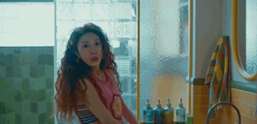 你是不是也遇到过？
一部电影让你昏昏欲睡，屏幕上的剧情像是加了慢动作。
眼皮打架