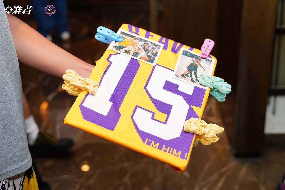大家送给小里的礼物都好用心啊里夫斯洛杉矶湖人