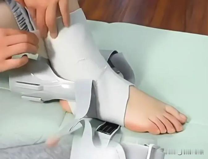 孙子放了学把脚踝扭伤了，我说必须去医院拍个X光片。
     周五放了学，小孩在