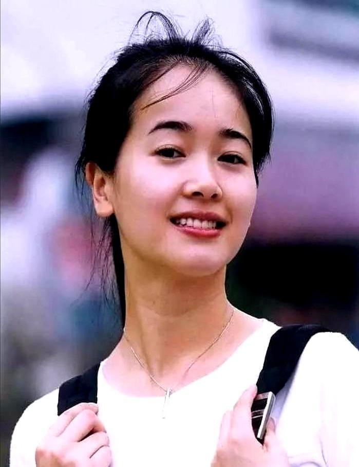 说起陈道明，就绕不开当年和左小青那档子事儿。
 
狗仔拍到他下雨天进了左小青家，