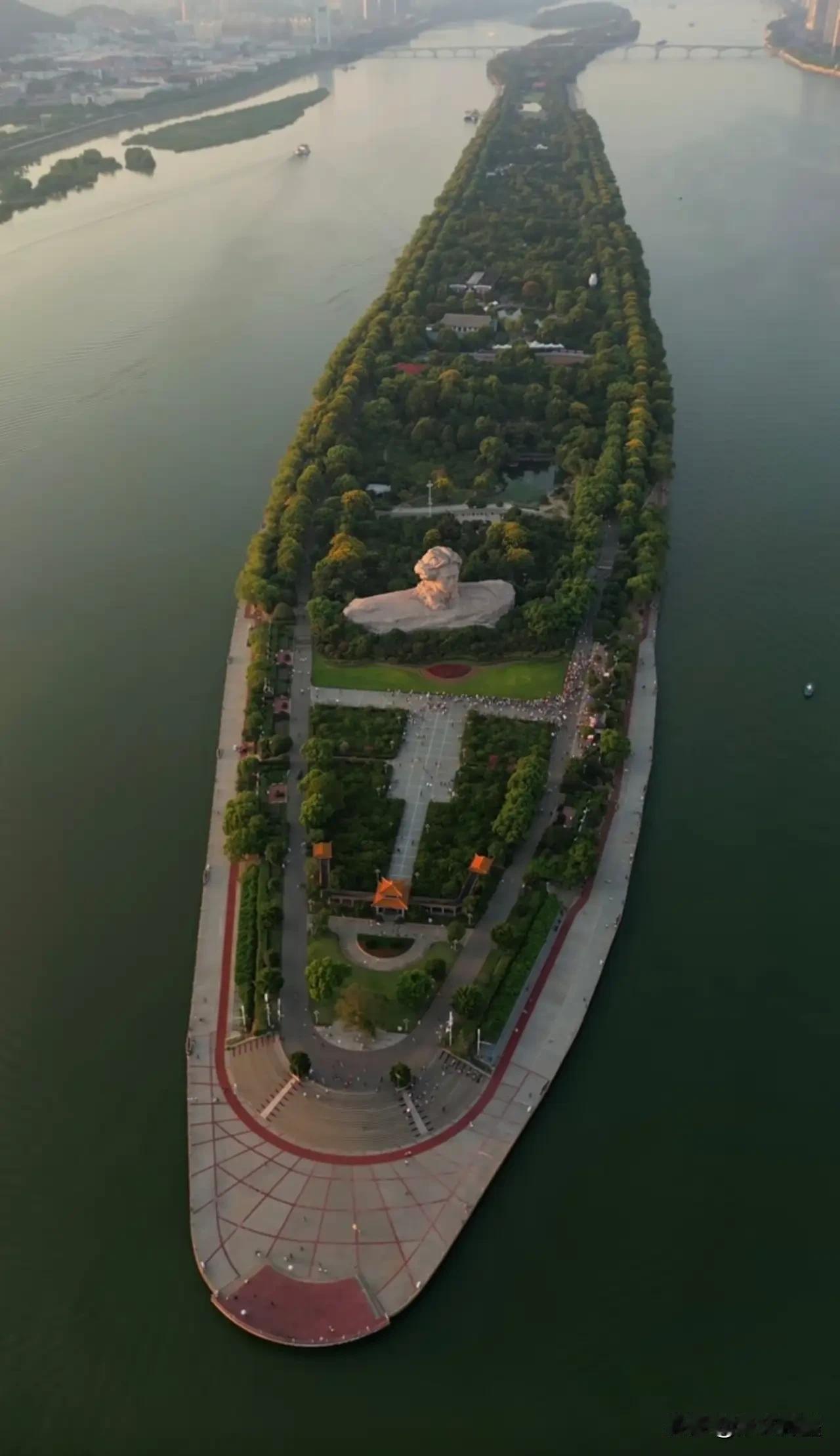 跨越百年的奔赴：五一国际劳动节小长假最应该去的地方
毛主席，我们来看您了
您在学