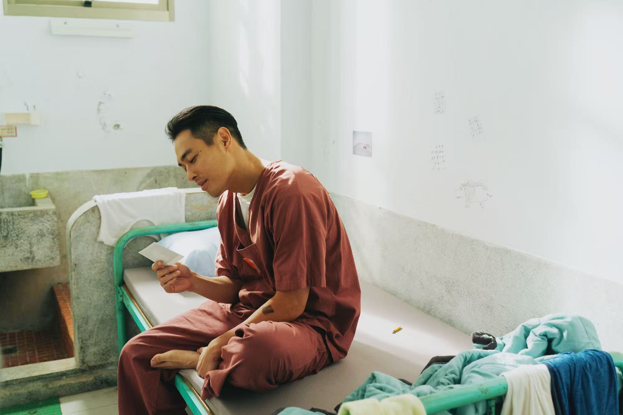 泪点预警！监所男子囚生记本周情感爆发 演绎的囚犯9568收到坏消息，瞬间撕碎坚硬