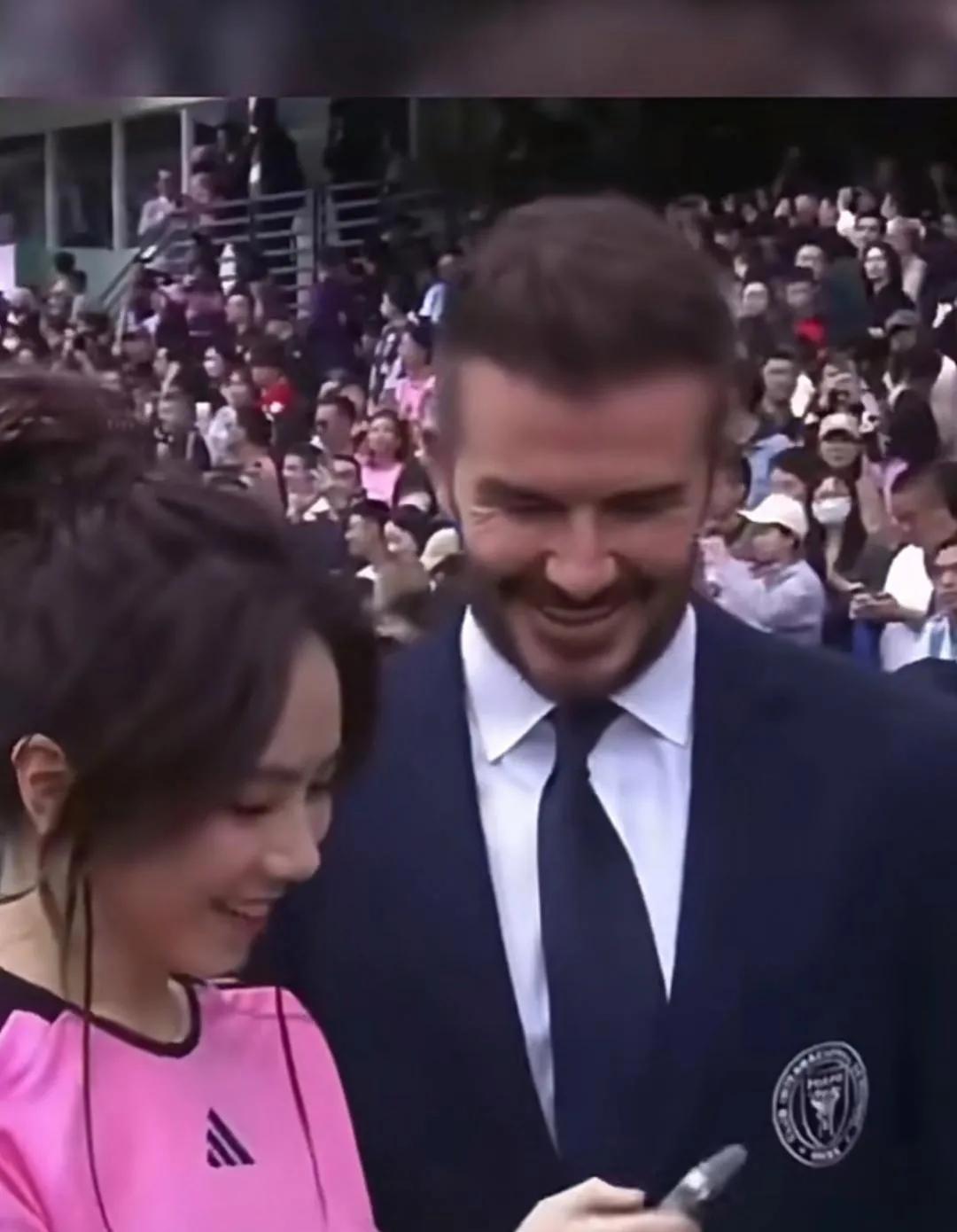 邓紫棋追星成功，看着都羡慕。

和贝克汉姆一起合照，签名儿，拥抱。笑的合不拢嘴了