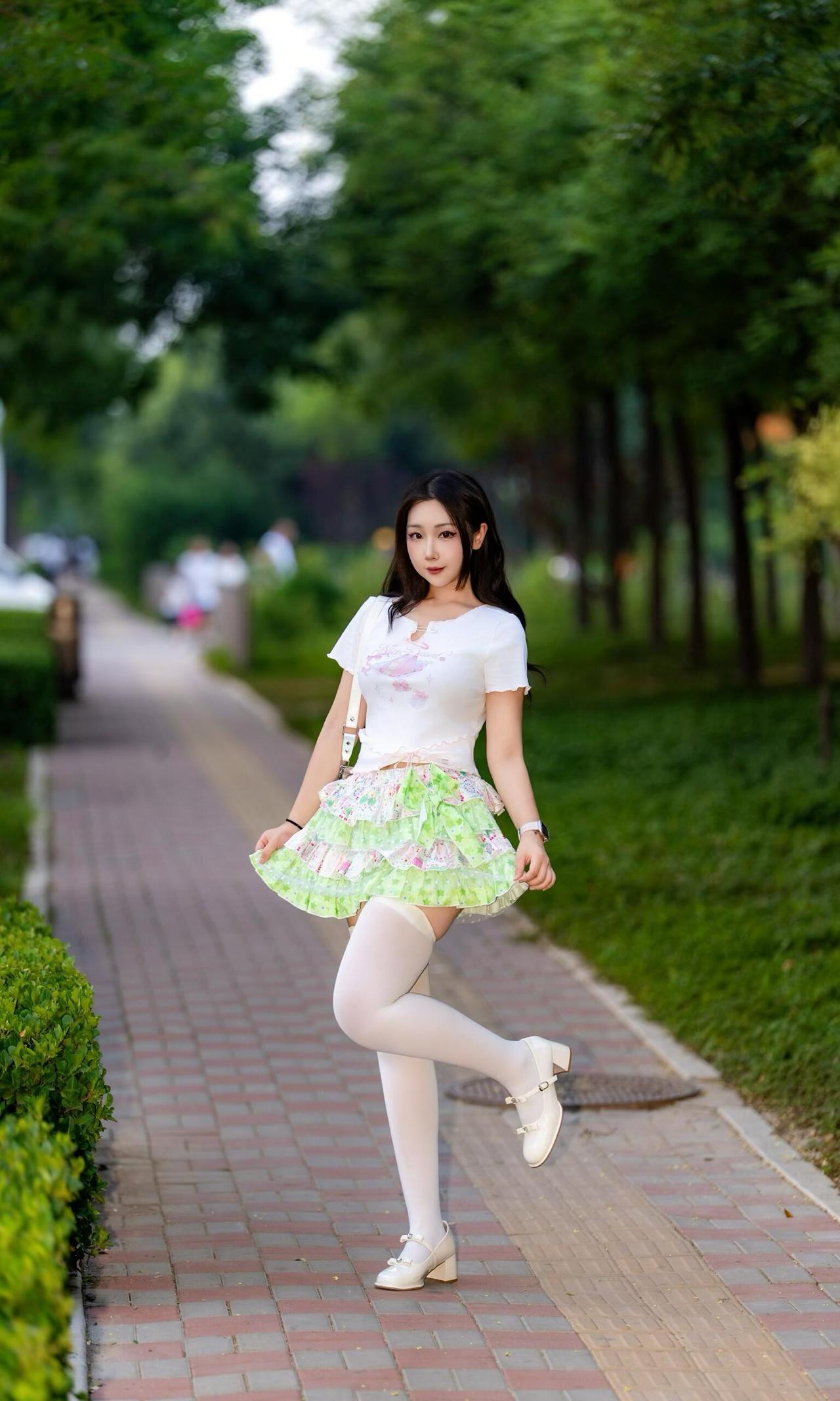 【夏日时光】｜户外摄影

我喜欢在夏日的时光里，
穿梭于不同的角落。
走在林荫道