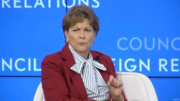 3月30日，美国参议院外交委员会民主党议员珍妮.沙欣伙同共和党议员约翰.柯蒂斯等