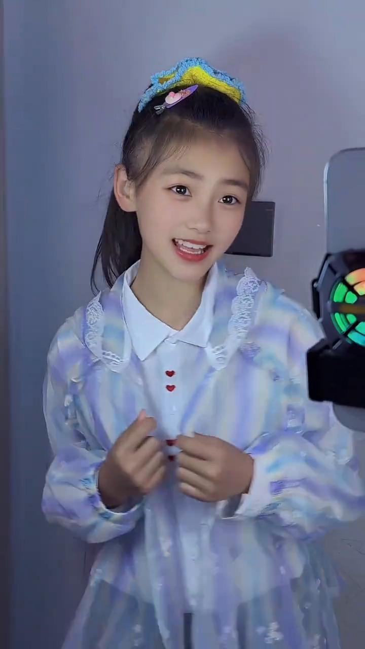 他们都说我是村里唯一的大美女，七大姑八大姨都说我有出息。自从18岁就开始上演小情