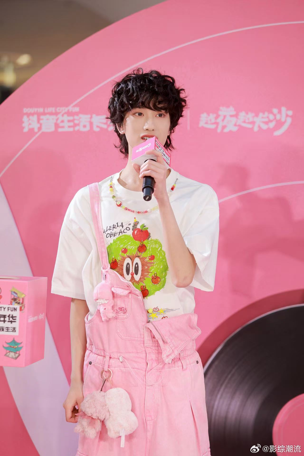 文舒民 文舒民长沙活动现场就像个大型粉丝派对，人超级多，我挤在人群里，周围全是举