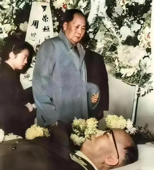1963年12月17日，正在审阅文件的伟大领袖，被窗外的微风惊扰，心中突然生出一