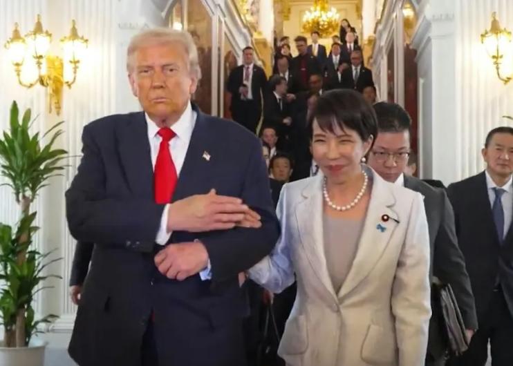 川普一记耳光打的日本“啪啪”作响，当着日首相高市早苗的面称：“没有哪个国家比日本