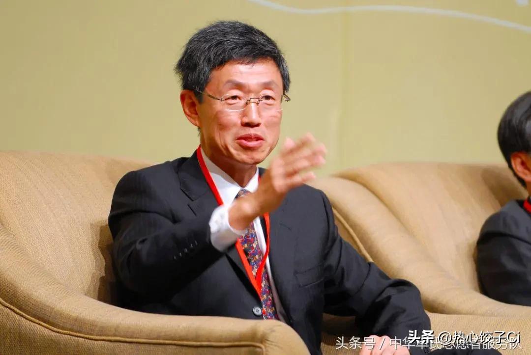 单伟建说，现在老百姓啊，家庭，在银行的存款，已经到了160万亿了，我们国内生产总