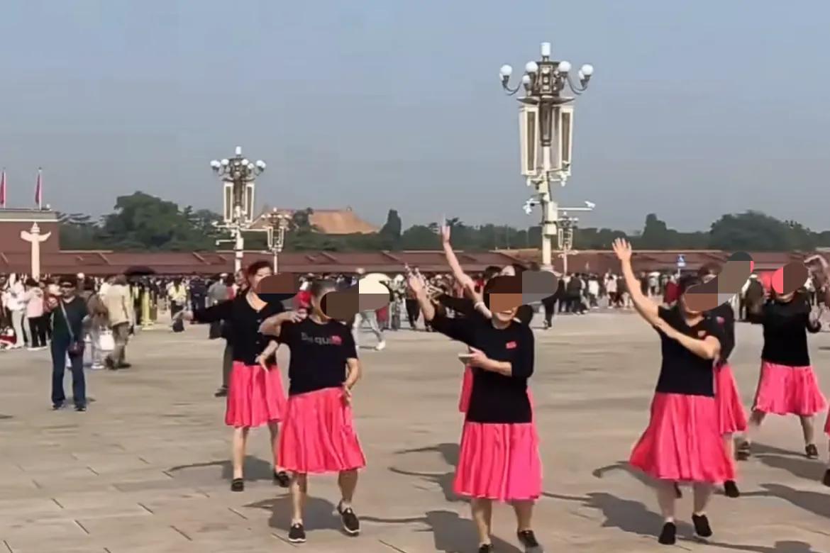 庄严神圣的天安门广场前，大妈们穿着鲜艳的服装，开始跳起了广场舞！这些人是不是要展