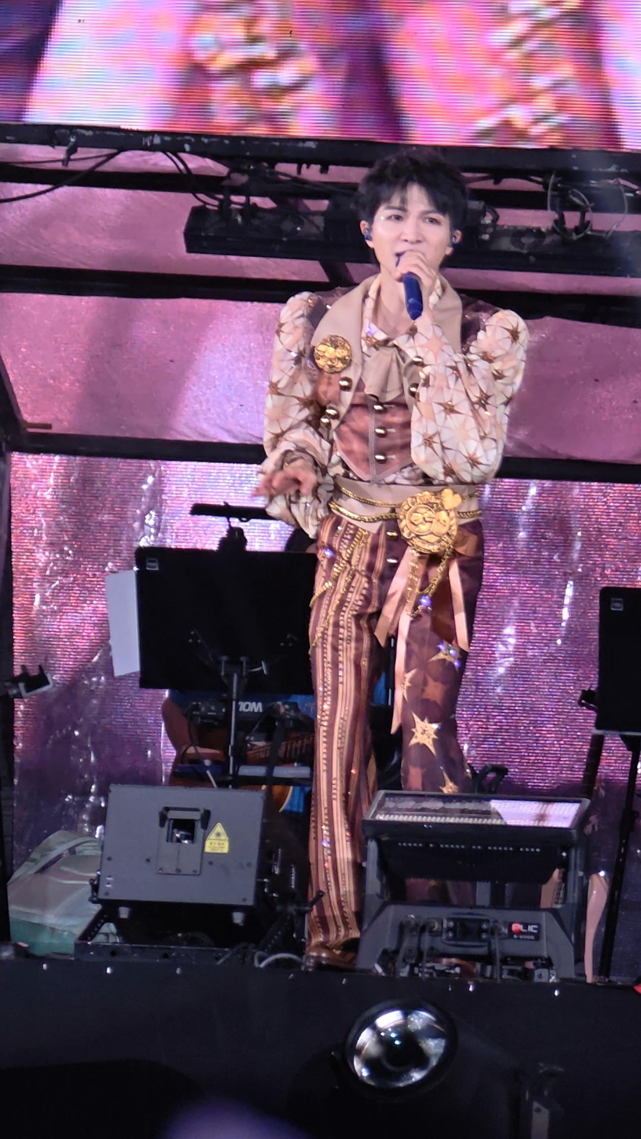 周深呼和浩特演唱会 风在大点，把我的老公头吹出来吧