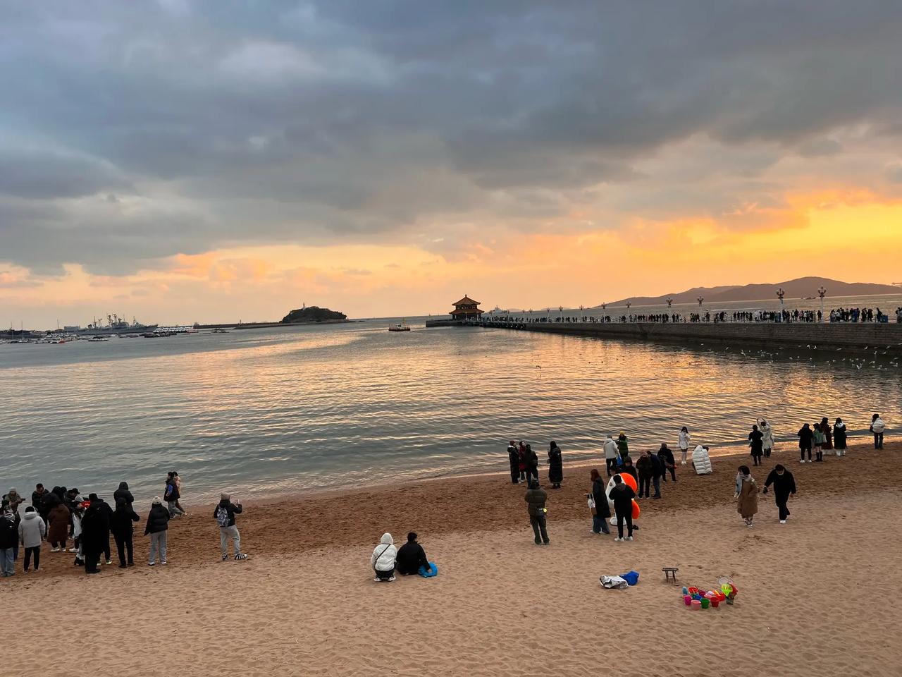 于海青：为何说栈桥看黄昏也是青岛一个景？ 每一个春夏秋冬，在栈桥都会有不一样的风