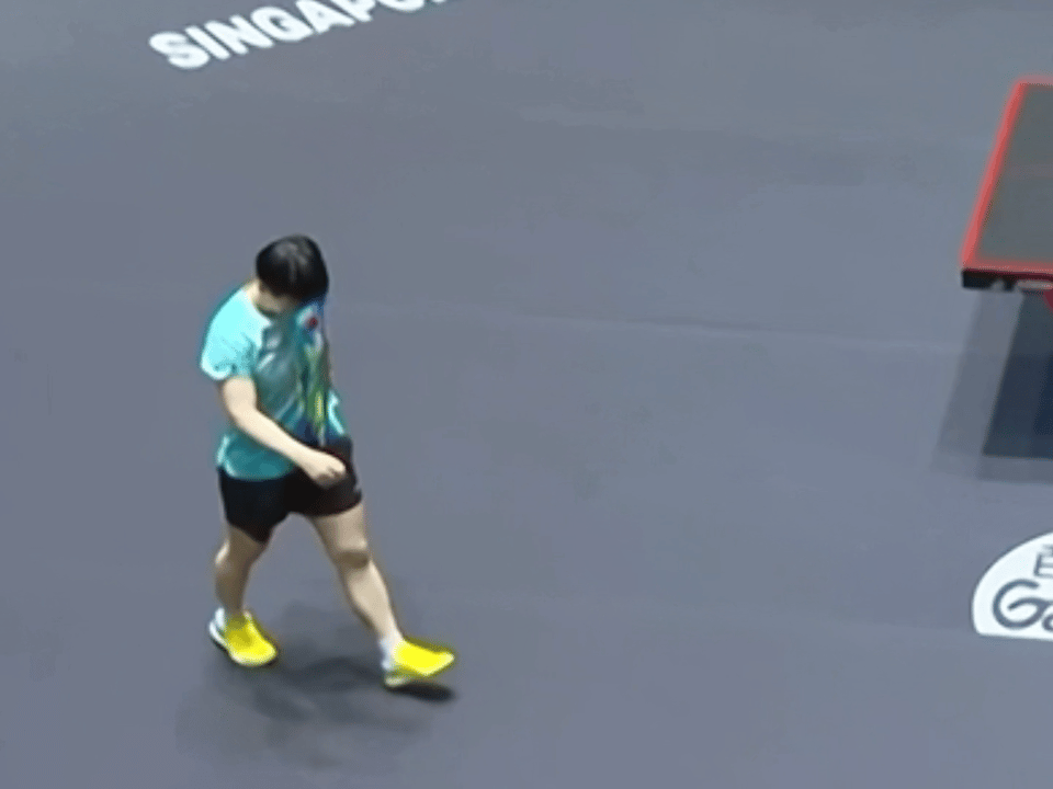 莎姐：我毛巾呢？寻觅寻觅。裁判：孙🙌孙🙌莎姐：来了来了，拿着衣服来了。 