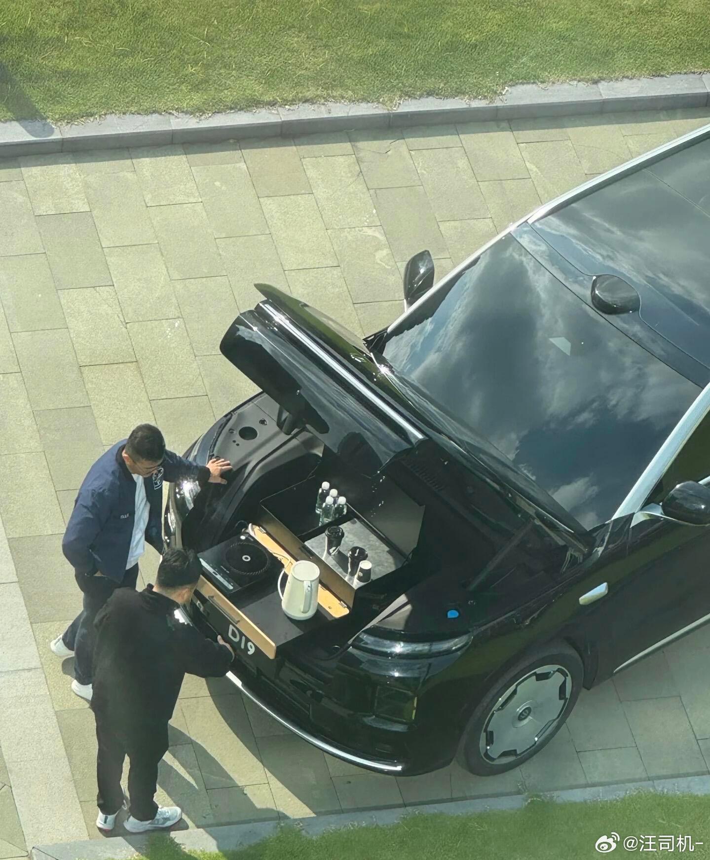 敞口前备箱，比轿车的后备箱更好用，它同时拥有开口低、全开放的优点。如今的轿车尾盖