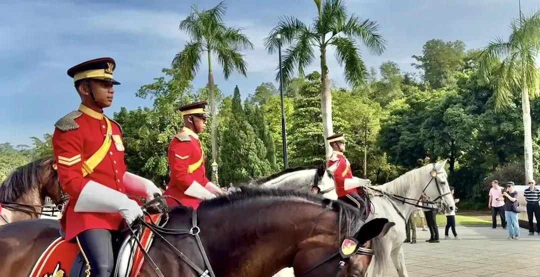 吉隆坡皇宫门口，红衣卫兵踩着鼓点换岗，长枪一举一落，15分钟像拍好的纪录片。
游