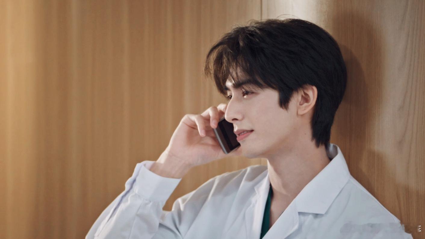 宋威龙好帅 这张脸不演现偶真的可惜了！宋威龙的帅是那种自带故事感的，站在那里就有