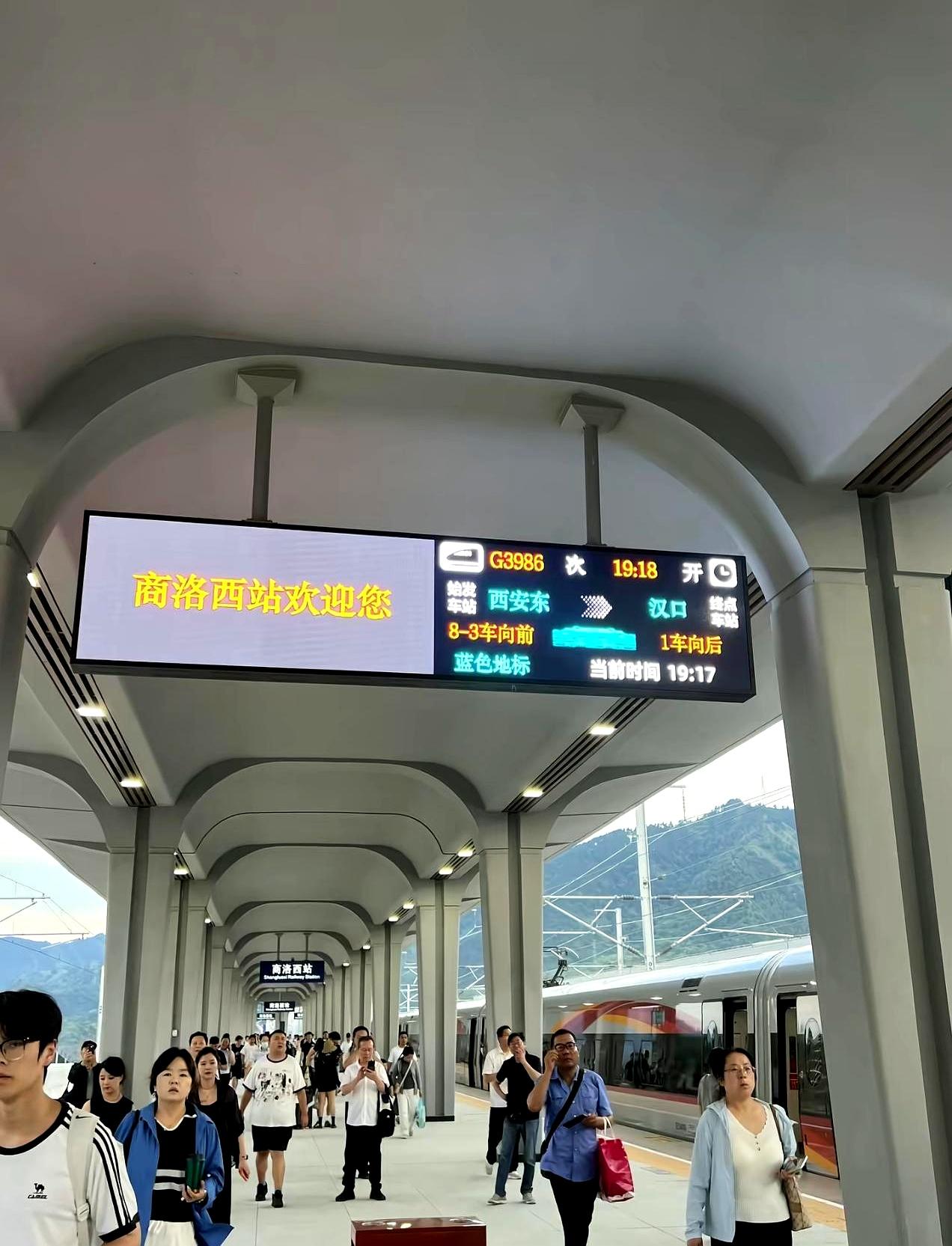 24分钟的高铁票要60块，还要再花10块打车，一算时间居然跟大巴差不多，这高铁坐