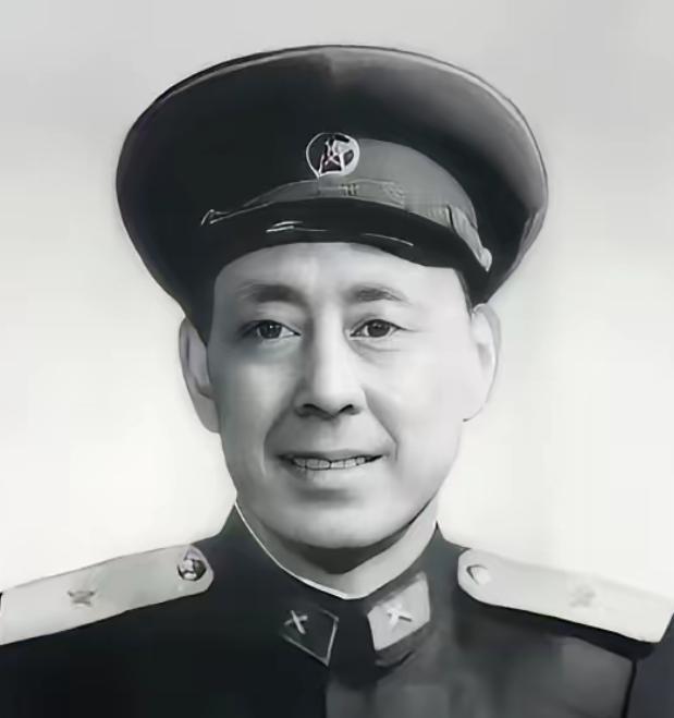 1952年，一个战士在运炮弹时，突然发现师长有些熟悉，他仔细回想后，就对战友说：