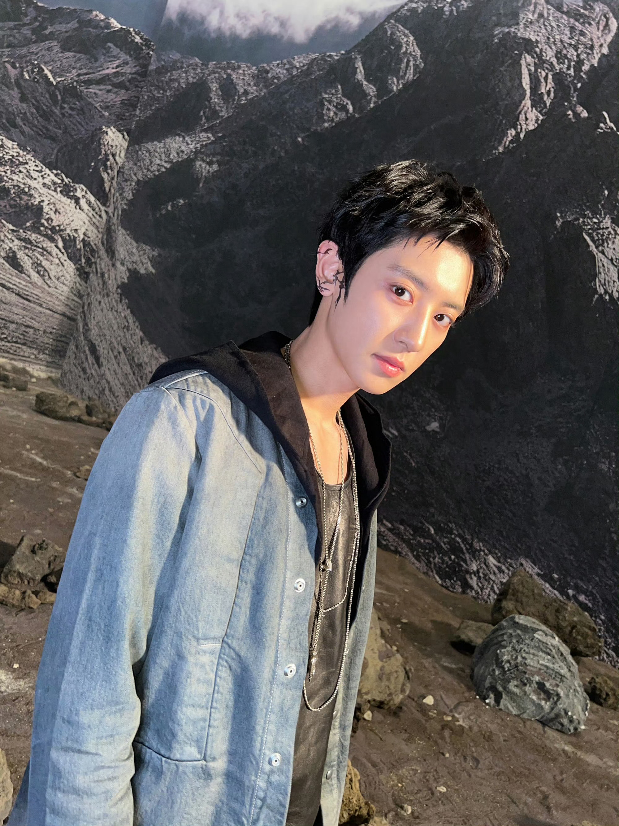 我想看朴灿烈戴皇冠有没有