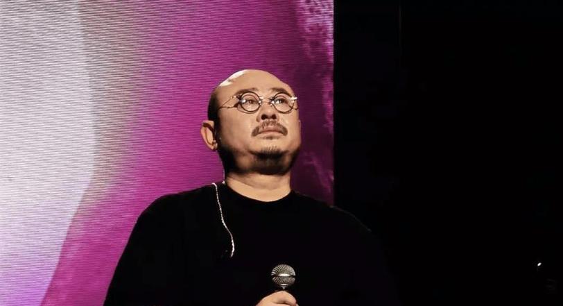 有媒体发文理性点评刀郎，认为大众不必过度吹捧、将其奉为乐坛神坛人物。刀郎扎根民间