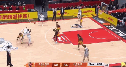 赵睿北京男篮首秀国家队队友的默契，赵睿和周琦都打球的话，北京还是强。江苏男篮vs