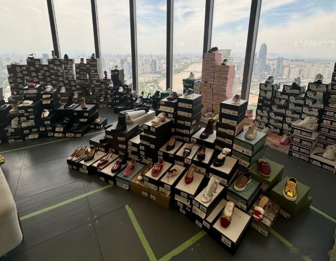 大家都看到奢侈品不好卖了，LV、GUCCI们都在叫苦，但大家没发现，一种新的奢侈