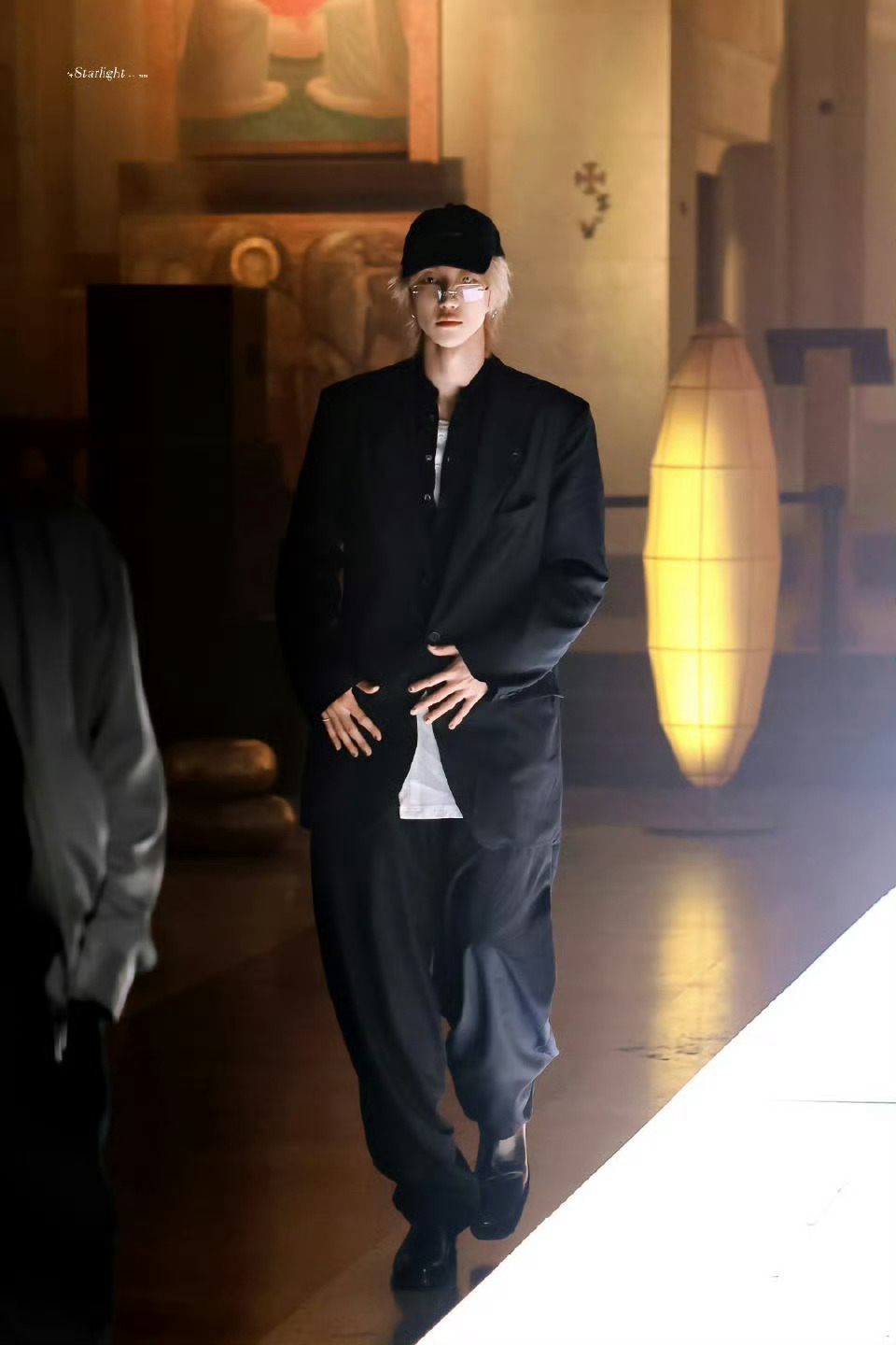徐明浩米兰看展 徐明浩米兰看展，超帅的all black穿搭，帅的毫不费力 