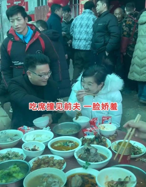 离婚六年吃席偶遇前夫，她娇羞一笑，网友：缘分还没散
近日
一则女子离婚六年后
在