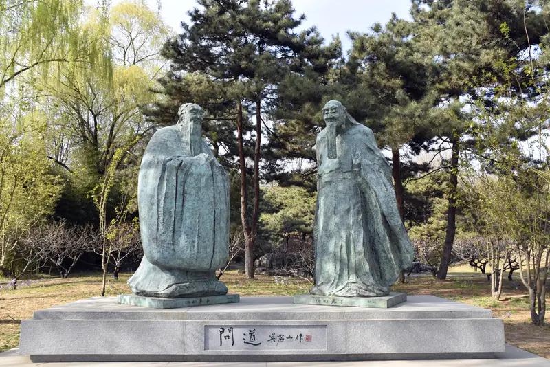 孔孟之道只约束男人吗?

不是，孔孟之道对男女都有约束，只是约束的标准和方式完全
