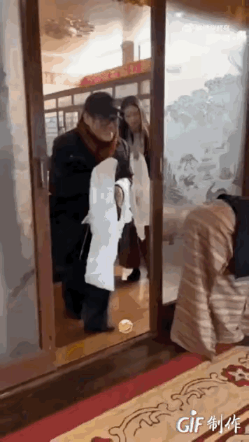 李连杰这辈子赚的钱都花在了这里了！高高在上的一个人，到了这里点头哈腰，卑微到底，