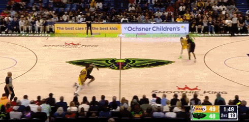 东皇连线！老詹这球跳的真高啊！
在今天NBA常规赛湖人对阵鹈鹕的第二节比赛中，东