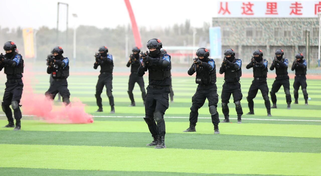 第一师首届“塔河杯”民兵军事技能竞赛暨体育运动会开幕式上，第一师阿拉尔市公安局特