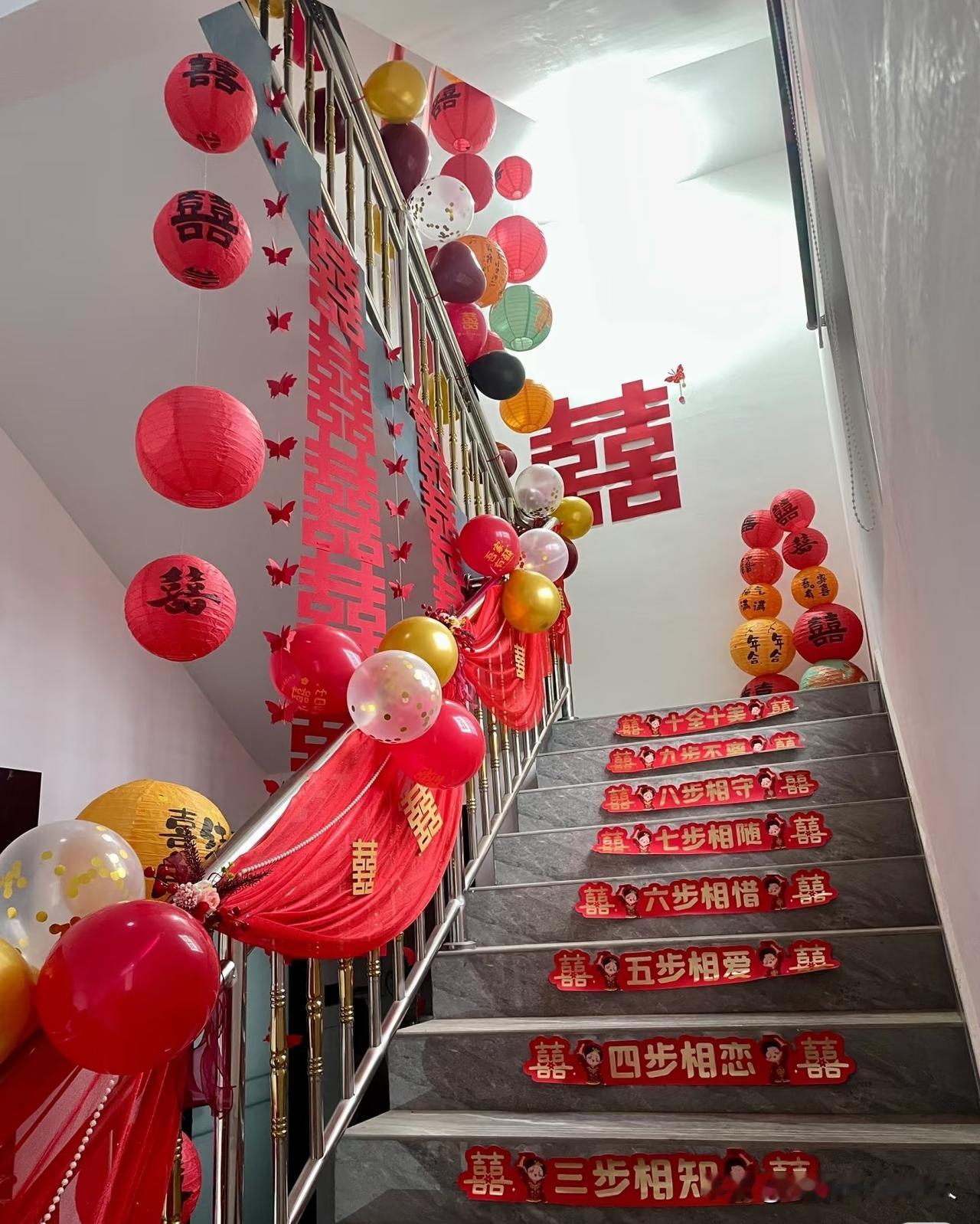 五一期间参加了两场婚宴，
我有预感婚宴市场可能要变天了。

5月1号那场一共才摆