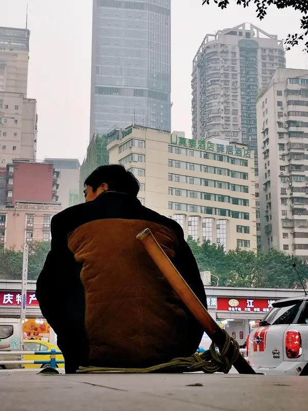 成都人和重庆人有什么区别? 成都人和重庆人，那区别还挺明显。先说说话，重庆话像火