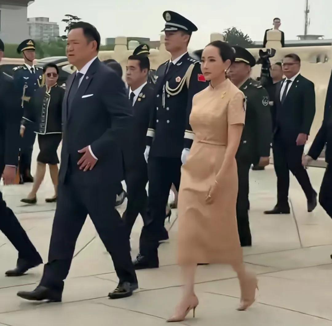 泰国总理阿努廷携夫人首次访华抵达北京。